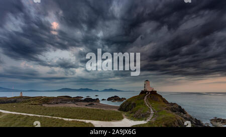 Tour de guet sur l'île Llanddwyn au coucher du soleil, Anglesey, au nord du Pays de Galles Banque D'Images