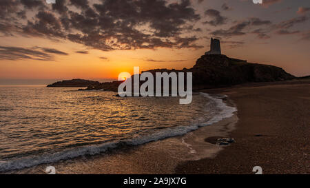 Tour de guet sur l'île Llanddwyn au coucher du soleil, Anglesey, au nord du Pays de Galles Banque D'Images