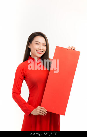 Young Asian woman showing Spring Festival couplets pour nouvel an lunaire Banque D'Images