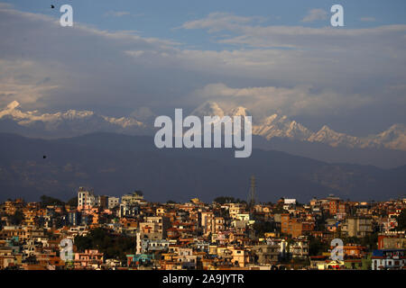 Kathmandu, Népal. 16 Nov, 2019. Une montagne ornent la capitale illustrée de Lalitpur, Népal le samedi 16 novembre, 2019. Credit : Skanda Gautam/ZUMA/Alamy Fil Live News Banque D'Images