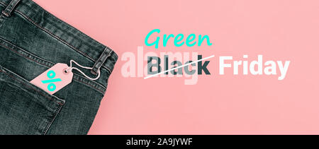 Bannière pour vente et promotions vendredi vert tag with blue jeans sur fond rose pastel avec motif à rayures. L'espace de copie, mise à plat, long format bannière Banque D'Images