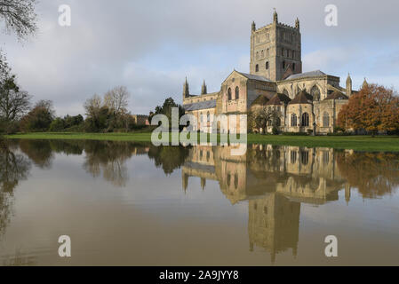 Tewkesbury, Gloucestershire, Royaume-Uni. 16 novembre 2019. Le centre-ville de Tewkesbury a été frappé par de graves inondations alors que la rivière Avon a éclaté ses rives. Le niveau des rivières continue de monter et devrait culminer à plus de 12 mètres au-dessus du niveau normal des rivières en fin d’après-midi samedi. L'abbaye de Tewkesbury est entourée d'inondations une fois de plus dans le haut lieu touristique populaire. Pic pris le 16/11/2019. Crédit : arrêtez Press Media/Alamy Live News Banque D'Images