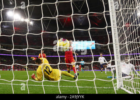 Tammy Abraham d'Angleterre et d'autre marque son septième but, 7-0 - Angleterre v Monténégro, UEFA Euro 2020 Qualifications - Groupe A, le Stade de Wembley, Londres, Royaume-Uni - 14 novembre 2019 Editorial Utilisez uniquement Banque D'Images