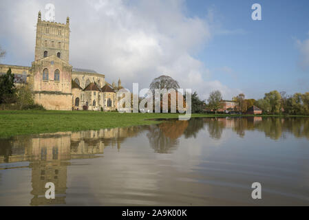 Tewkesbury, Gloucestershire, Royaume-Uni. 16 novembre 2019. Le centre-ville de Tewkesbury a été frappé par de graves inondations alors que la rivière Avon a éclaté ses rives. Le niveau des rivières continue de monter et devrait culminer à plus de 12 mètres au-dessus du niveau normal des rivières en fin d’après-midi samedi. L'abbaye de Tewkesbury est entourée d'inondations une fois de plus dans le haut lieu touristique populaire. Pic pris le 16/11/2019. Crédit : arrêtez Press Media/Alamy Live News Banque D'Images