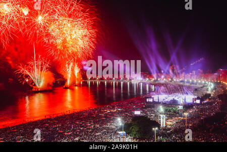 La Bohème, les habitants et touristes, admiration de la nouvelles années d'artifice le long de la plage de Copacabana, Rio de Janeiro, Brésil Banque D'Images