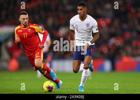 Marcus Rashford d'Angleterre et Sead Haksabanovic du Monténégro - Angleterre v Monténégro, UEFA Euro 2020 Qualifications - Groupe A, le Stade de Wembley, Londres, Royaume-Uni - 14 novembre 2019 Editorial Utilisez uniquement Banque D'Images