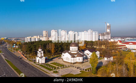 Vol avec une vue sur la ville et l'église de l'Exaltation de la Sainte Croix. La ville de Minsk, Bélarus Banque D'Images