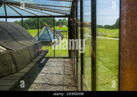 Sarcophages dans des maisons de verre, par Magdalena Abakanowicz. Sur la pelouse de Storm King Art Center, Hudsun Vallée, Windsor, New York. Banque D'Images