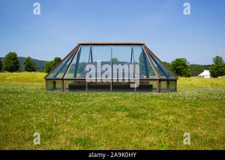 Sarcophages dans des maisons de verre, par Magdalena Abakanowicz. Sur la pelouse de Storm King Art Center, Hudsun Vallée, Windsor, New York. Banque D'Images