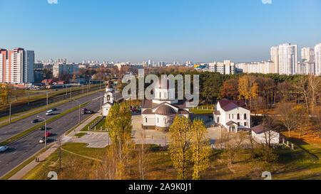 Vol avec une vue sur la ville et l'église de l'Exaltation de la Sainte Croix. La ville de Minsk, Bélarus Banque D'Images