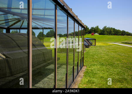 Sarcophages dans des maisons de verre, par Magdalena Abakanowicz. Sur la pelouse de Storm King Art Center, Hudsun Vallée, Windsor, New York. Banque D'Images