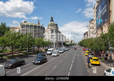 La rue principale au centre ville de Budapest avec le trafic aux heures de pointe Banque D'Images