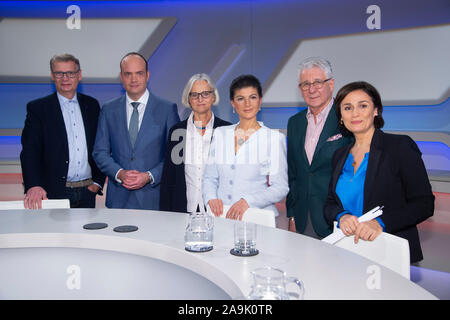 De gauche à droite : Guenther JAUCH, présentatrice TV, Robin Alexander, vice-WELT rédacteur en chef, Christiane HOFFMANN, SPIEGEL auteur, Sahra Wagenknecht, homme politique, Die Linke, Marcel Reif, commentateur sportif, présentateur Sandra MAISCHBERGER, 'Maischberger.die Woche', talk show, WDR / ARD, 13.11.2019. Dans le monde d'utilisation | Banque D'Images