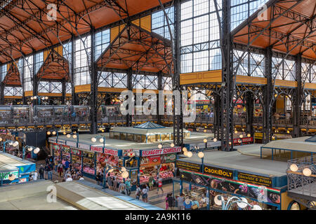 Shoppinng population Grands Halle à Budapest, Hongrie Banque D'Images