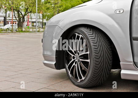 Roue de Nice et les jantes d'une voiture sportive en gris ou argent. Leherheide Bremerhaven, Allemagne. Banque D'Images