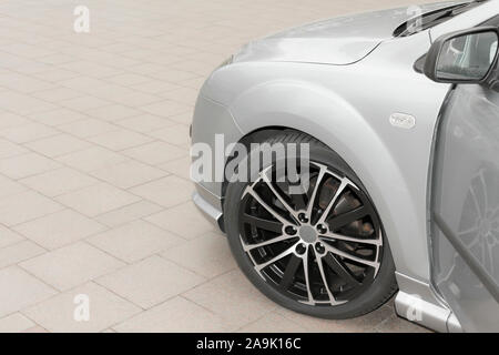 Roue de Nice et les jantes d'une voiture sportive en gris ou argent. Leherheide Bremerhaven, Allemagne. Banque D'Images