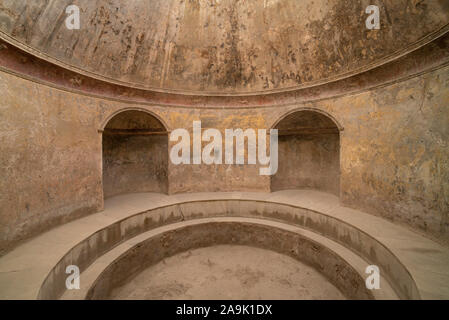 Pompéi. L'Italie. Site archéologique de Pompéi. Le men's frigidarium dans le Terme del Foro (Forum Bains). Regio VII - Insula 5 Banque D'Images