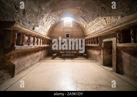 Pompéi. L'Italie. Site archéologique de Pompéi. Dans le Tepidarium Terme del Foro (Forum), les murs sont tapissés avec des niches pour les onguents et les serviettes Banque D'Images