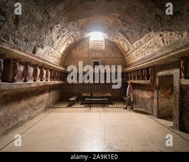 Pompéi. L'Italie. Site archéologique de Pompéi. Dans le Tepidarium Terme del Foro (Forum), les murs sont tapissés avec des niches pour les onguents et les serviettes Banque D'Images