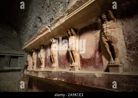 Pompéi. L'Italie. Site archéologique de Pompéi. Dans le Tepidarium Terme del Foro (Forum), les murs sont tapissés avec des niches pour les onguents et les serviettes Banque D'Images