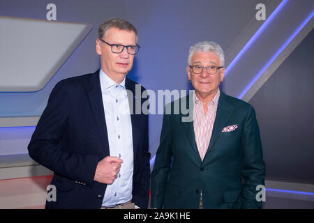 De gauche à droite : Guenther JAUCH, présentatrice TV, Marcel Reif, commentateur sportif, "aischberger.die Woche', talk show, WDR / ARD, 13.11.2019. Dans le monde d'utilisation | Banque D'Images