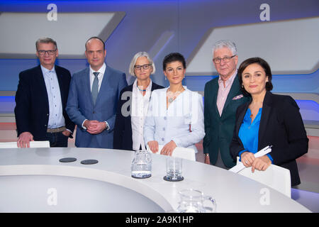 De gauche à droite : Guenther JAUCH, présentatrice TV, Robin Alexander, vice-WELT rédacteur en chef, Christiane HOFFMANN, SPIEGEL auteur, Sahra Wagenknecht, homme politique, Die Linke, Marcel Reif, commentateur sportif, présentateur Sandra MAISCHBERGER, 'Maischberger.die Woche', talk show, WDR / ARD, 13.11.2019. Dans le monde d'utilisation | Banque D'Images