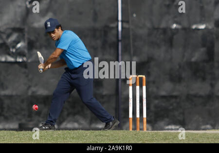 Katmandou, Népal. 16 Nov, 2019. Sachin Tendulkar, le Cricket indien légende, ambassadeur de bonne volonté de l'UNICEF, est photographié pendant le match de cricket organisé pour marquer le 30e anniversaire de la Convention des Nations Unies sur les droits de l'enfant dans Kathmadnu, Népal le 16 novembre 2019. Credit : Dipen Shrestha/ZUMA/Alamy Fil Live News Banque D'Images