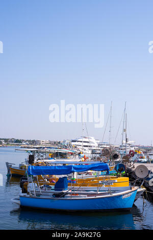 Bateaux de pêche dans le port de Pafos nombre 3940 Banque D'Images