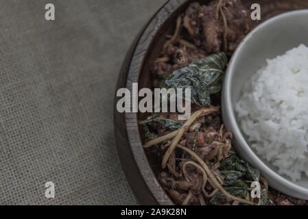 La nourriture épicée thaï épicé, profond Sautées Filet de poisson aux Herbes Légumes servi avec du riz vapeur à bol en bois : dans la langue thaï appelé 'Pad Cha ' Banque D'Images