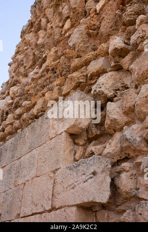 Théâtre romain à épaulement à Salamine, en pierres de taille, à l'état de décombres wall numéro 3896 Banque D'Images