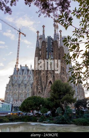 Prise de vue au grand angle de la Sagrada Familia à Barcelone de l'église catholique. Couleurs naturelles. Banque D'Images