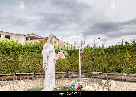 Statue de la Vierge Marie Blessd holding Flowers Banque D'Images