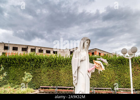 Statue de la Vierge Marie Blessd holding Flowers Banque D'Images