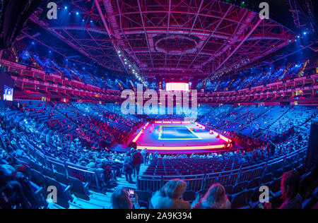 O2, Londres, Royaume-Uni. 16 novembre 2019. Les visiteurs arrivent dans l'O2 arena pour les demi-finales lors de la journée finale ATP Nitto 2019 comme centre court se prépare pour la session de l'après-midi des matchs de doubles et simples. Credit : Malcolm Park/Alamy Live News. Banque D'Images