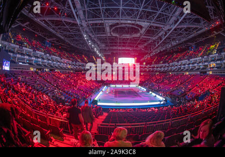 O2, Londres, Royaume-Uni. 16 novembre 2019. Les visiteurs arrivent dans l'O2 arena pour les demi-finales lors de la journée finale ATP Nitto 2019 comme centre court se prépare pour la session de l'après-midi des matchs de doubles et simples. Credit : Malcolm Park/Alamy Live News. Banque D'Images