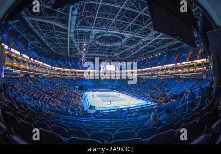 O2, Londres, Royaume-Uni. 16 novembre 2019. Les visiteurs arrivent dans l'O2 arena pour les demi-finales lors de la journée finale ATP Nitto 2019 comme centre court se prépare pour la session de l'après-midi des matchs de doubles et simples. Credit : Malcolm Park/Alamy Live News. Banque D'Images