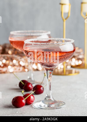 Dans les verres de champagne cerise avec des baies à Noël ou Nouvel An Banque D'Images