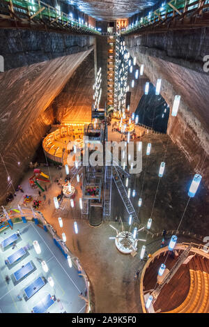 TURDA, Roumanie - 30 avr 2018 Hall : MINE DE SEL de Turda Salina. Musée de destination de voyage populaires. souterrain place avec grande roue, tennis un Banque D'Images