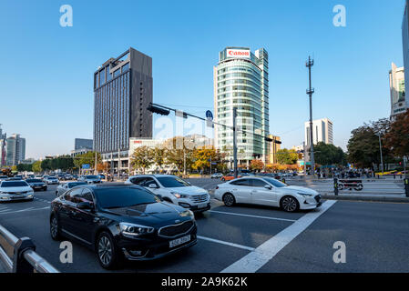 Séoul, Corée du Sud - 15 novembre 2019 : Avis de Gangnam et du paysage urbain de la rue autour de la gare de Gangnam, commerciaux et de divertissement Banque D'Images