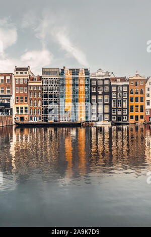Repère architectural hollandais, également connu sous le nom de dancing maisons d'Amsterdam, construit sur le canal de la rue Damrak, Amstel, Pays-Bas ou Holland Banque D'Images