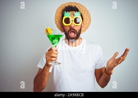 L'été indien homme portant un regard amusé cocktail sur fond blanc isolé très heureux et excité, lauréat expression célébrant la victoire sc Banque D'Images