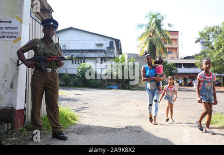 Colombo, Sri Lanka. 16 Nov, 2019. Un agent de la police sri-lankais montent la garde d'attente que les gens à voter à l'élection présidentielle à Colombo, Sri Lanka, 16 novembre 2019. (Photo de Krishan Kariyawasam/Pacific Press) Credit : Pacific Press Agency/Alamy Live News Banque D'Images