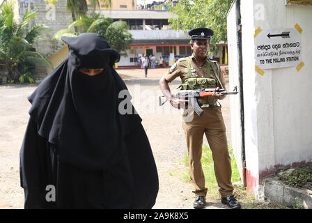 Colombo, Sri Lanka. 16 Nov, 2019. Un agent de la police sri-lankais montent la garde d'attente que les gens à voter à l'élection présidentielle à Colombo, Sri Lanka, 16 novembre 2019. (Photo de Krishan Kariyawasam/Pacific Press) Credit : Pacific Press Agency/Alamy Live News Banque D'Images