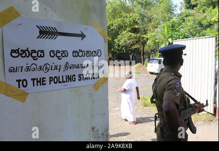 Colombo, Sri Lanka. 16 Nov, 2019. Un agent de la police sri-lankais montent la garde d'attente que les gens à voter à l'élection présidentielle à Colombo, Sri Lanka, 16 novembre 2019. (Photo de Krishan Kariyawasam/Pacific Press) Credit : Pacific Press Agency/Alamy Live News Banque D'Images