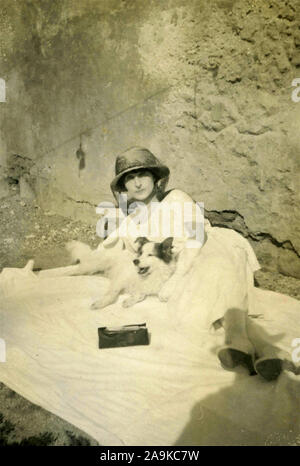 Femme avec chien et chapeau avec voile, Italie Banque D'Images