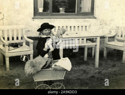 Girl with black hat et la PRAM, Danemark Banque D'Images