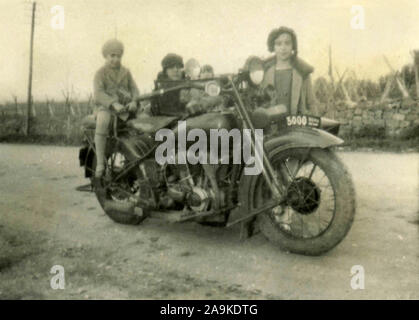 Groupe de la famille sur une moto avec side-car Banque D'Images