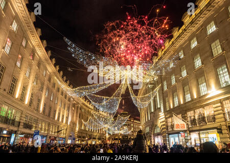 Feux d'artifice à l'ouverture de l'exposition Festive « Angels » de Regents Street sur Regent Street, Londres Banque D'Images