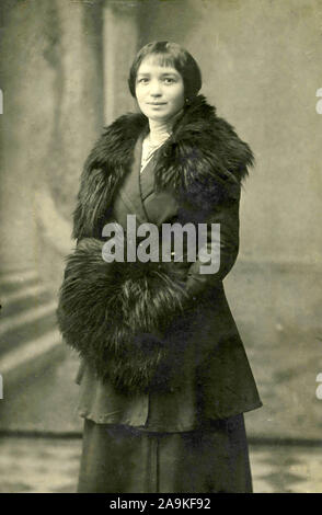 Portrait de femme en robe noire et de la fourrure handwarmer, Italie Banque D'Images