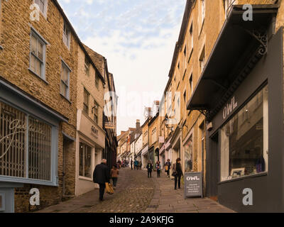 Visualiser jusqu'Catherine Hill l'une des nombreuses rues en pente étroite à Frome Somerset England UK a voté comme l'un des meilleurs endroits pour vivre en Grande-Bretagne Banque D'Images